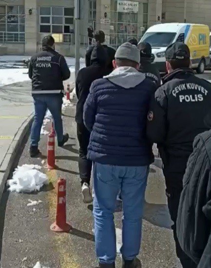 Konya'da toprağa gömdükleri uyuşturucuyu çıkartırken suçüstü yakalandılar