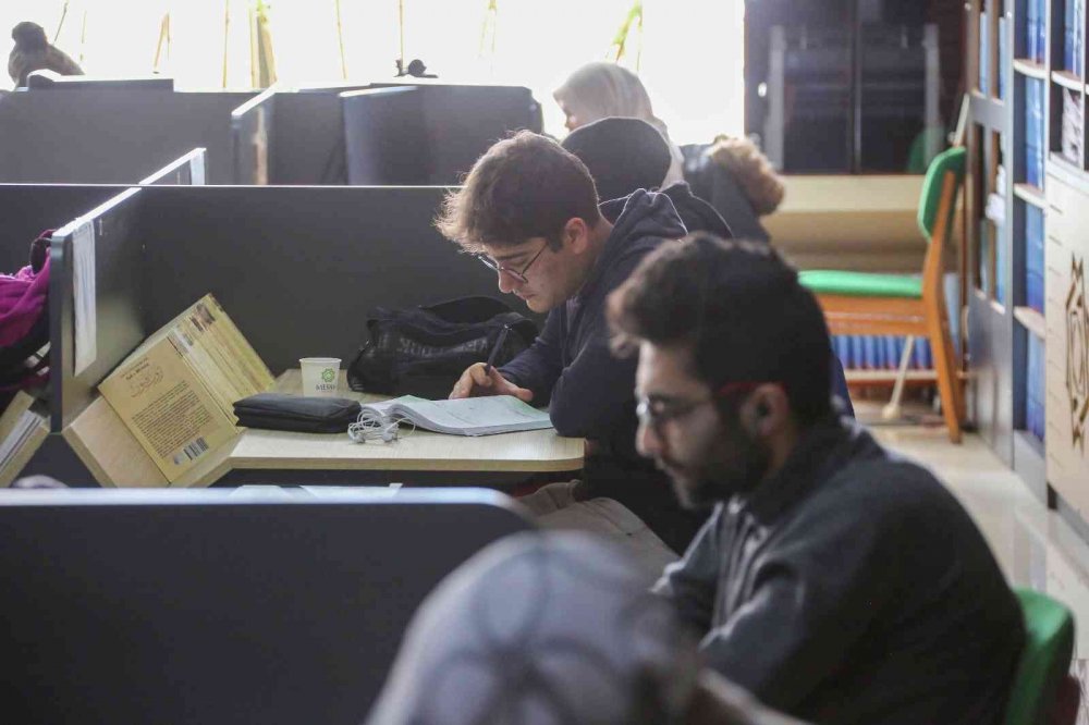 Meram Millet Kıraathanesi gençlerin değişmez adresi