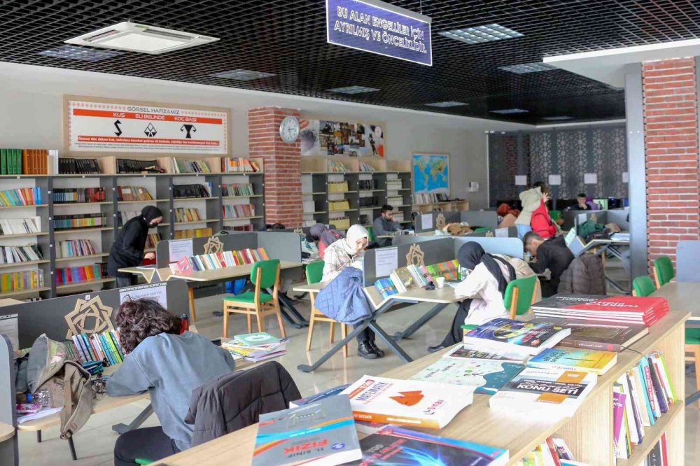 Meram Millet Kıraathanesi gençlerin değişmez adresi