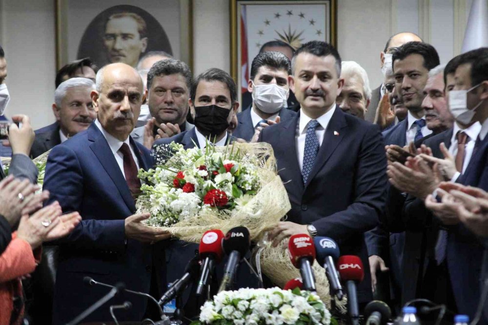 Yeşil sahalardan bir yıldız kaydı! Bekir Pakdemirli görevi devretti