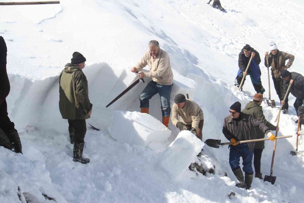 Derebucak'ta kar basma şenliği yapıldı