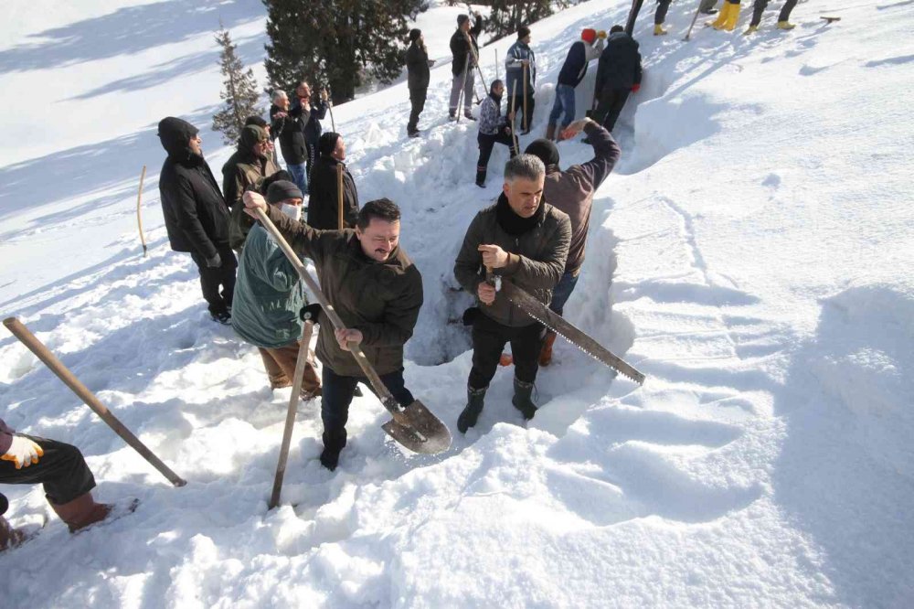 Derebucak'ta kar basma şenliği yapıldı