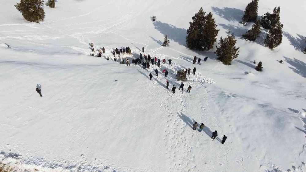 Derebucak'ta kar basma şenliği yapıldı