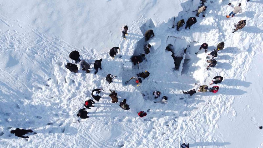 Derebucak'ta kar basma şenliği yapıldı