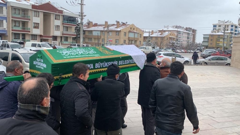 Damadının bıçaklayarak öldürdüğü kadın toprağa verildi