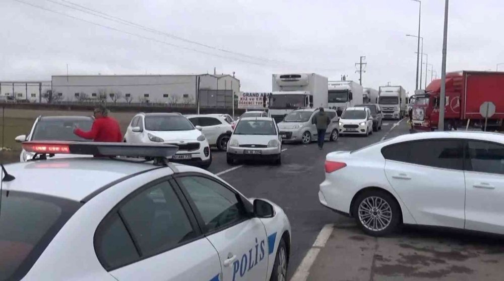 Aksaray’da kar yağışı ve fırtına yolları kapattı