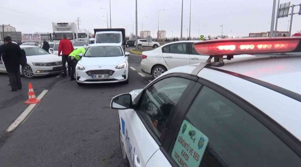 Aksaray’da kar yağışı ve fırtına yolları kapattı