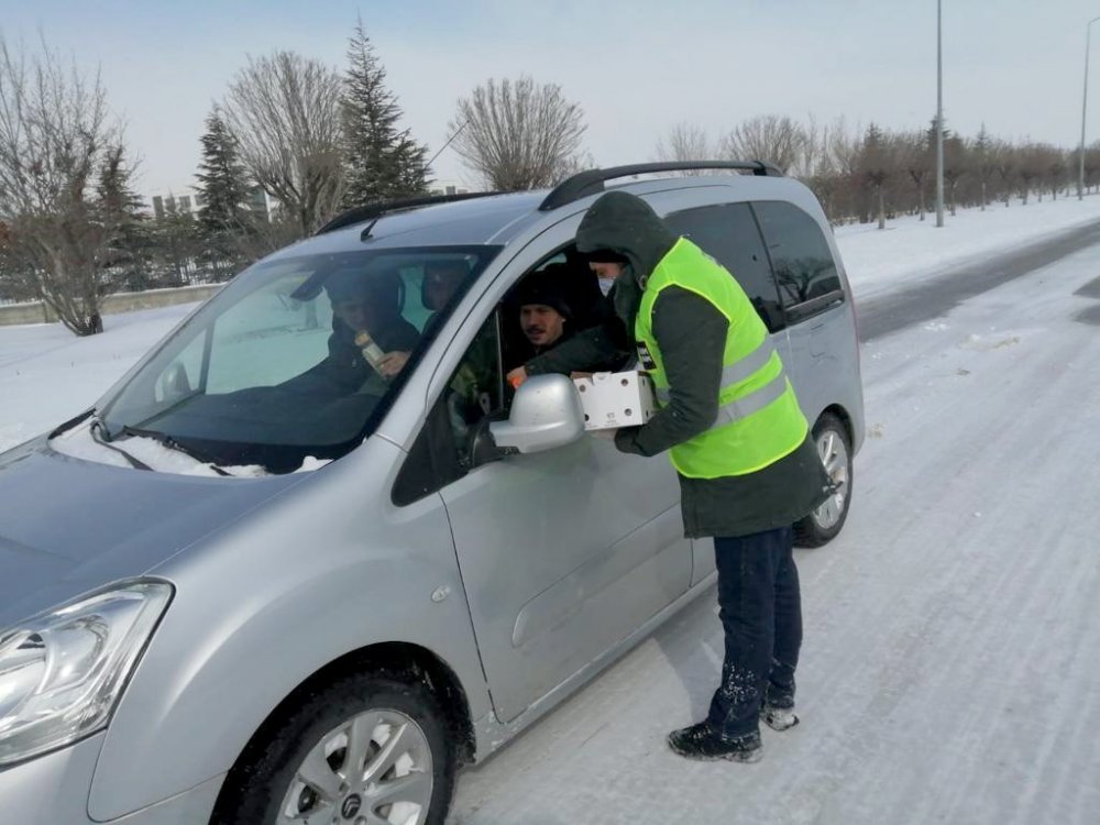 Konya Büyükşehir Belediyesi'nden yolda bekleyen sürücülere kumanya