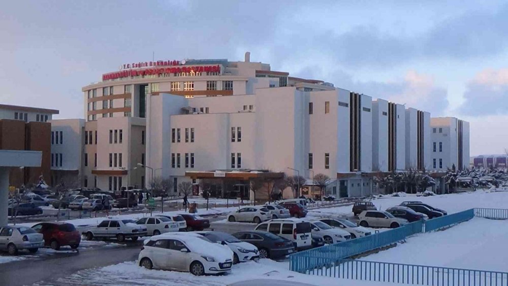 Hemşire doğuma 15 gün kala ikiz bebekleriyle birlikte yaşamını yitirdi