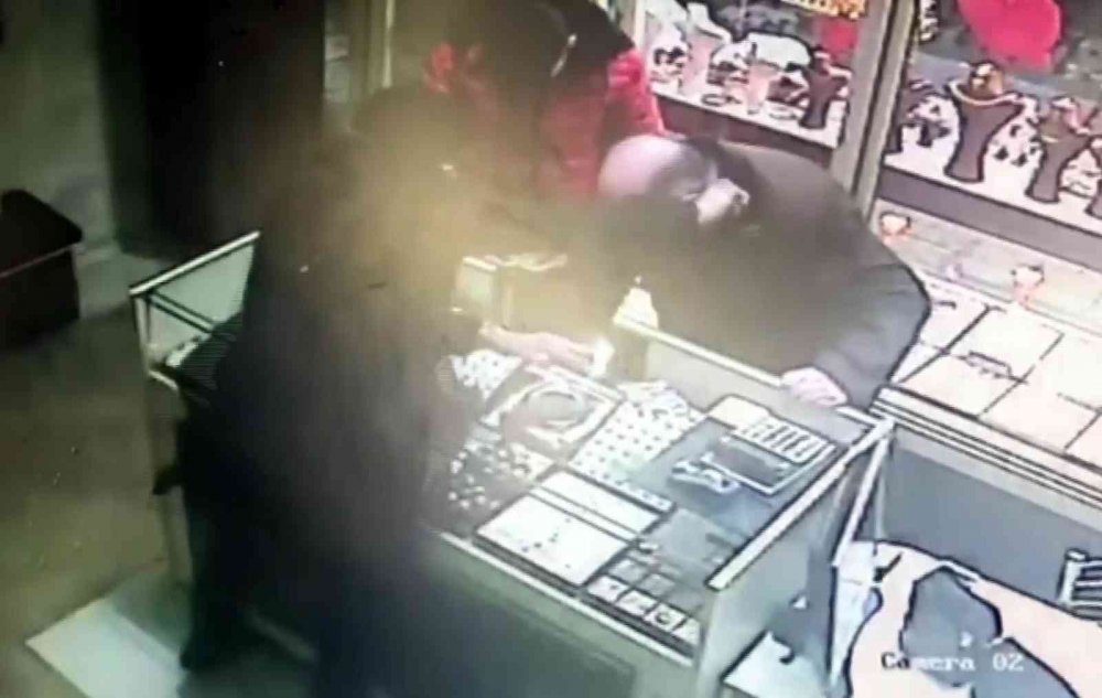 Dehşet: Kuyumcuyu boynundan bıçakladı, bileziği çalıp kaçtı
