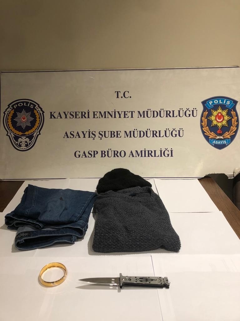 Dehşet: Kuyumcuyu boynundan bıçakladı, bileziği çalıp kaçtı