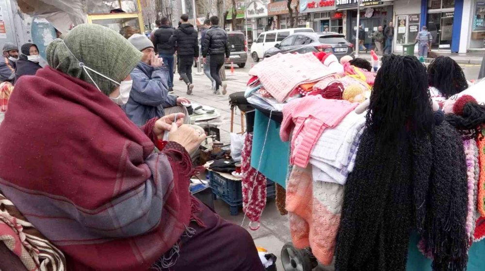 Ne de olsa Aksaraylı! El emeği ürünlerle hem torununu okutuyor hem hasta eşine bakıyor