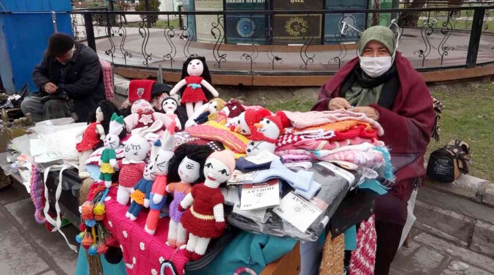 Ne de olsa Aksaraylı! El emeği ürünlerle hem torununu okutuyor hem hasta eşine bakıyor