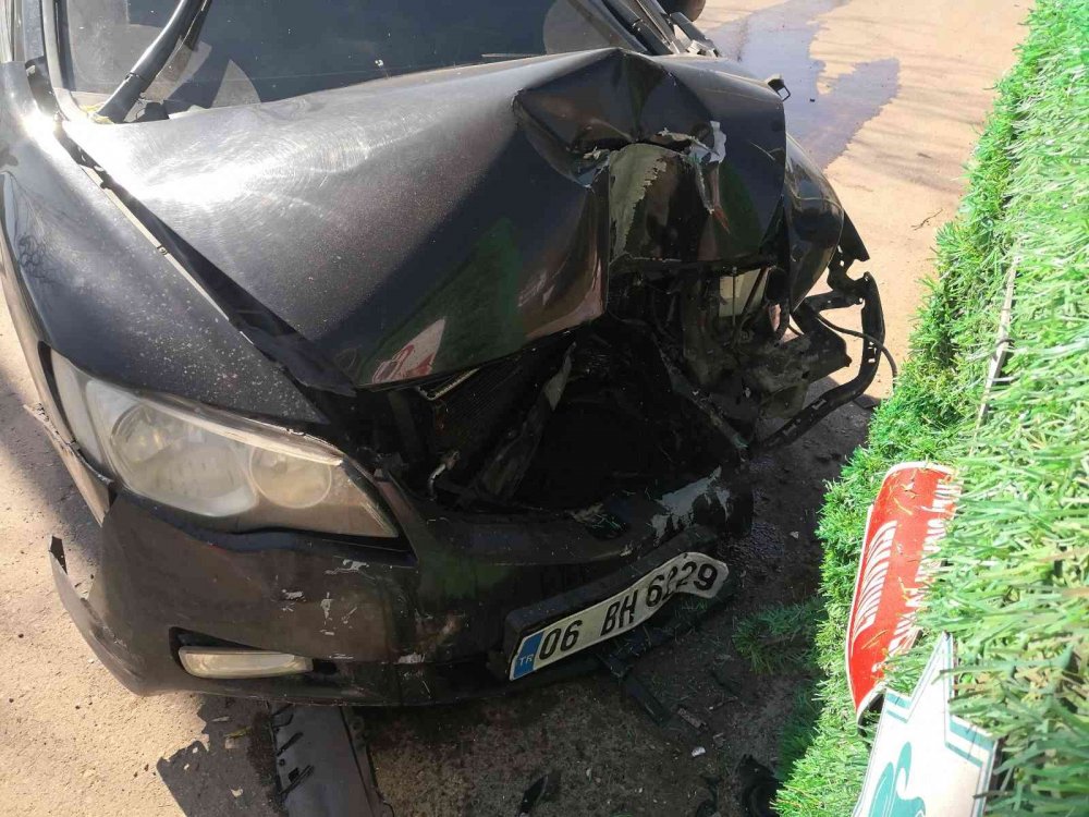 Aksaray'da kaza! Otomobil refüjdeki ağacı söküp karşı şeritteki çöp konteynerine çarptı