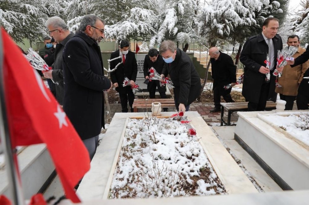 Aksaray’da şehitler mezarı başında anıldı
