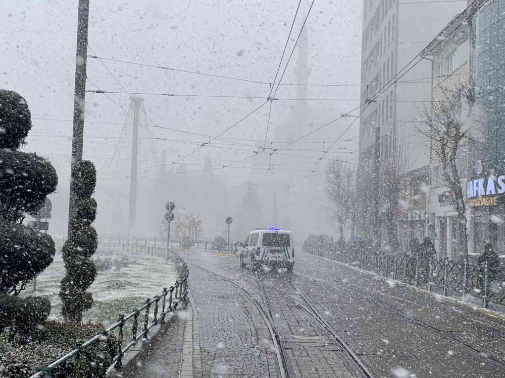 Mart ayında şaşırtan yoğun kar yağışı