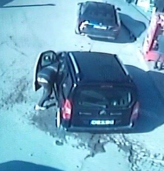 Telefonunu çalan hırsızı 2 saniye ile kaçırdı