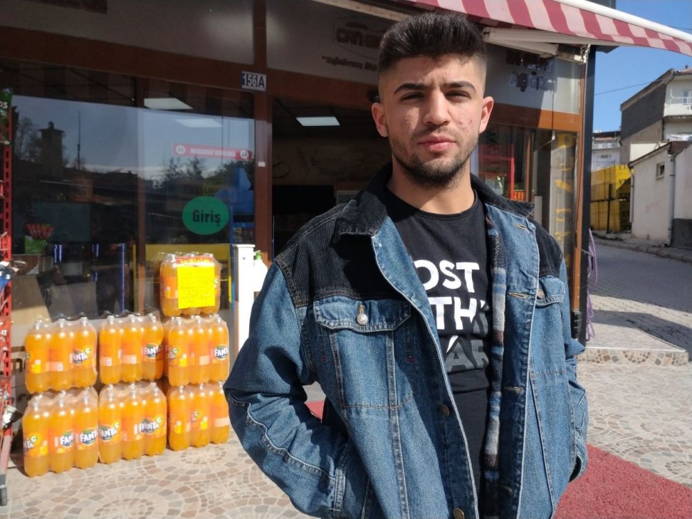 Telefonunu çalan hırsızı 2 saniye ile kaçırdı