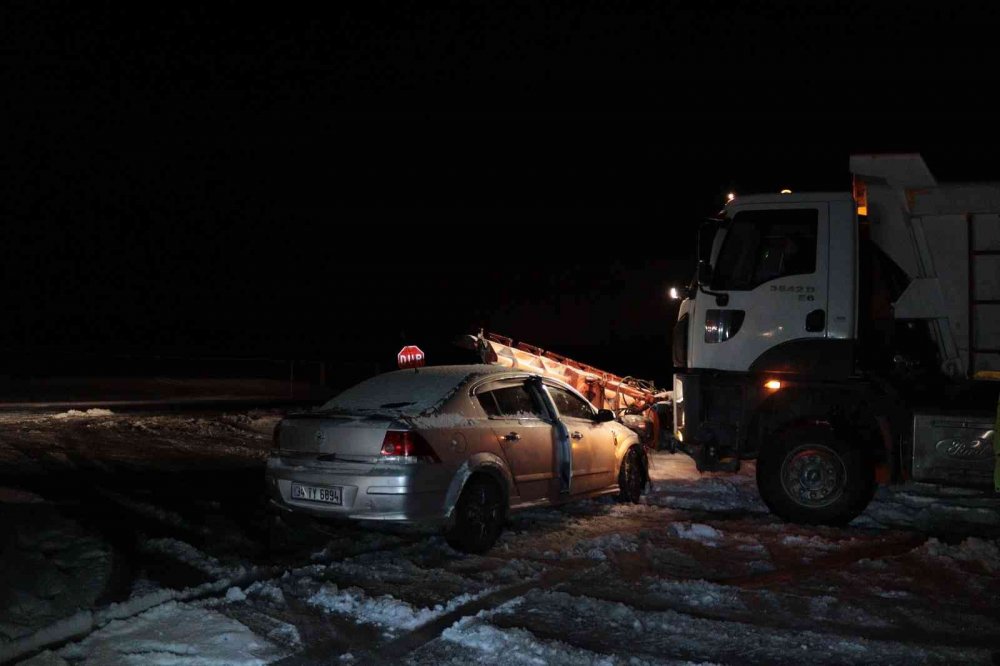 Otomobil kar küreme aracının bıçağına ok gibi saplandı 2 yaralı