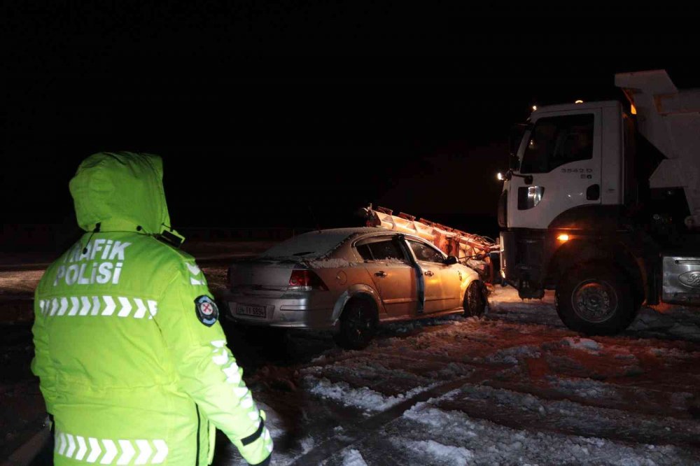 Otomobil kar küreme aracının bıçağına ok gibi saplandı 2 yaralı