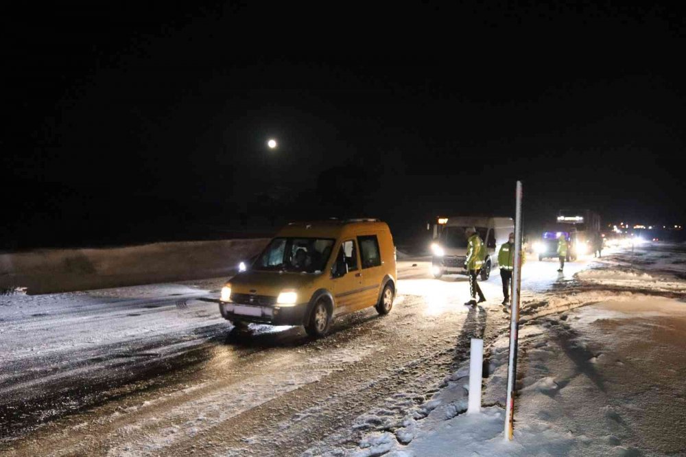 Otomobil kar küreme aracının bıçağına ok gibi saplandı 2 yaralı