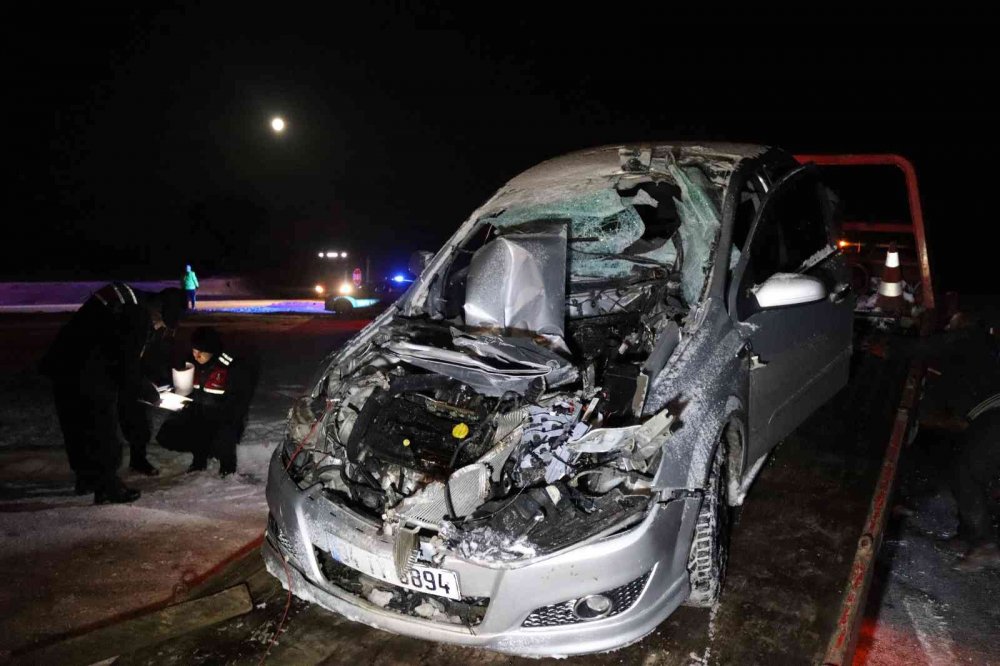 Otomobil kar küreme aracının bıçağına ok gibi saplandı 2 yaralı