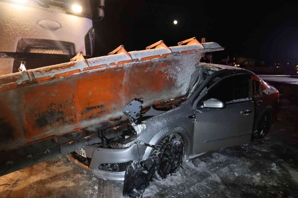 Otomobil kar küreme aracının bıçağına ok gibi saplandı 2 yaralı