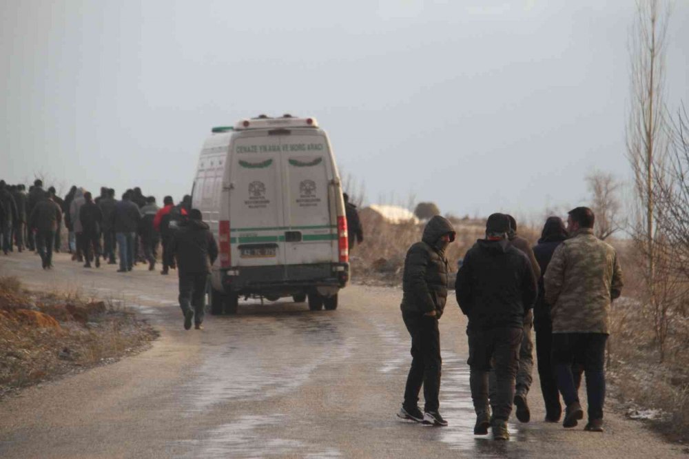 Otel odasında ölü bulunan genç kız gözyaşları arasında toprağa verildi