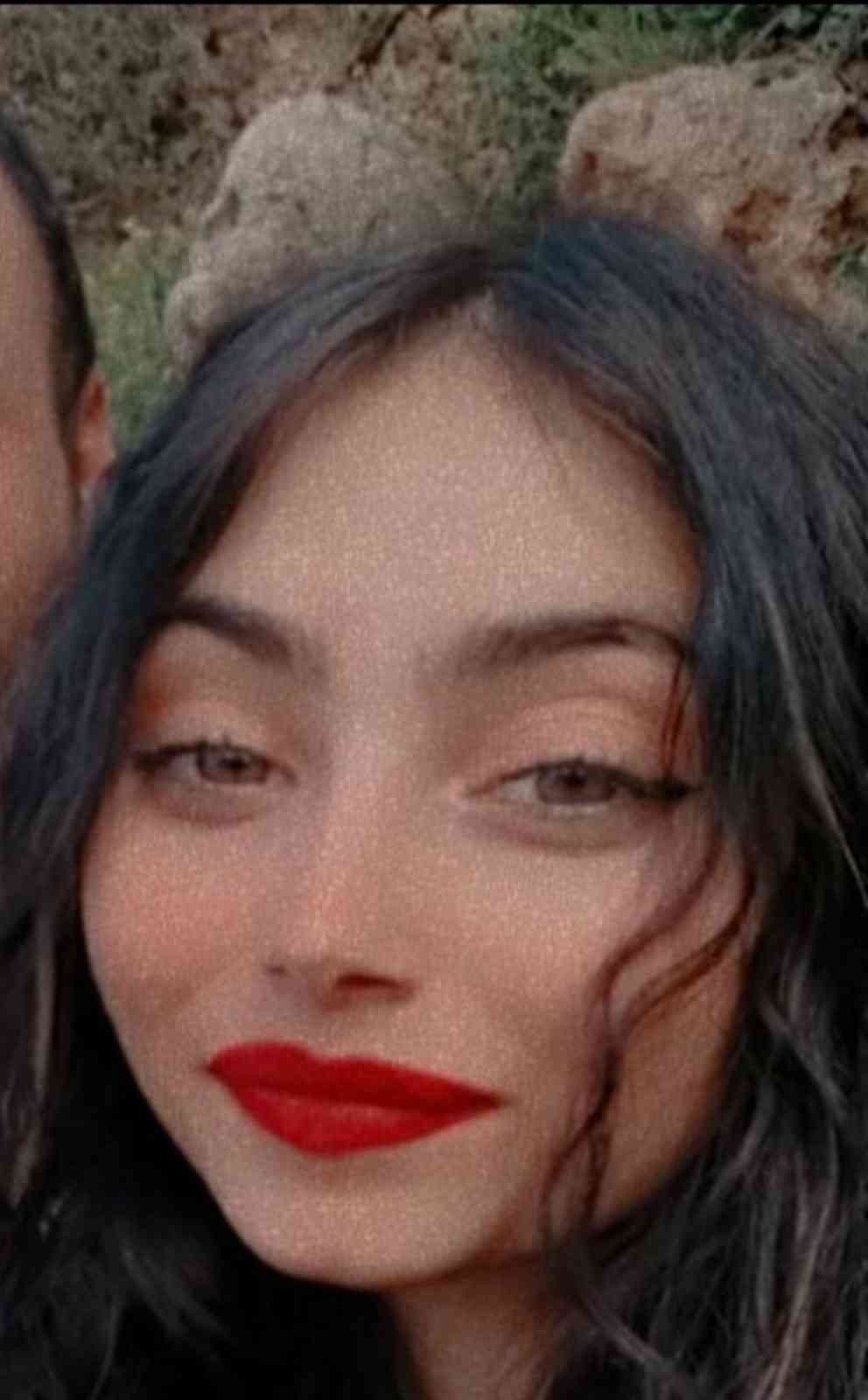 Otel odasında ölü bulunan genç kız gözyaşları arasında toprağa verildi