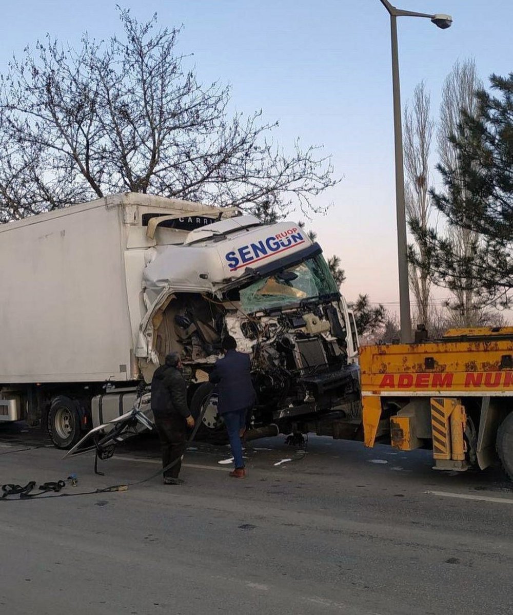 Kontrolden çıkan tır park halindeki araçlara çarptı: 1 ölü