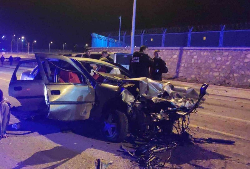 Seydişehir'de 2 otomobil çarpıştı: 7 yaralı