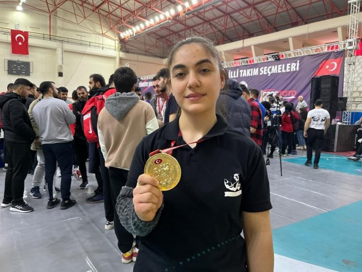 Babasının anısına düzenlenen şampiyonada altın madalyanın sahibi oldu