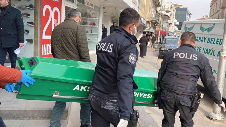 Yaşlı adam iş hanının merdiveninde ölü bulundu