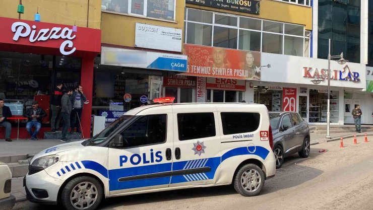 Yaşlı adam iş hanının merdiveninde ölü bulundu