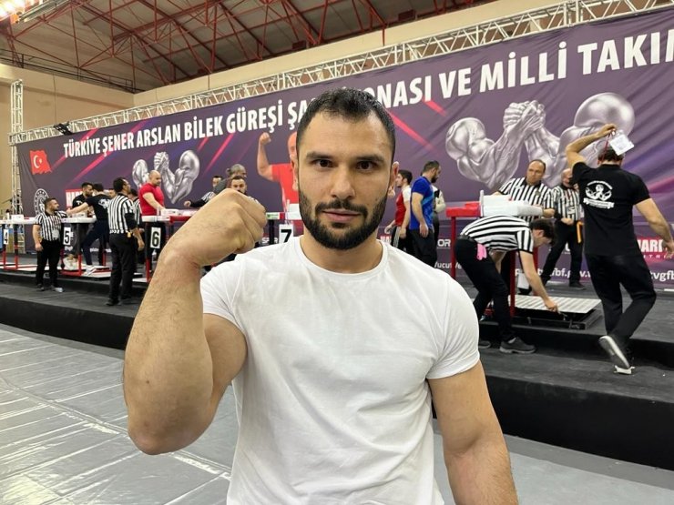 Babasının anısına düzenlenen şampiyonada altın madalyanın sahibi oldu