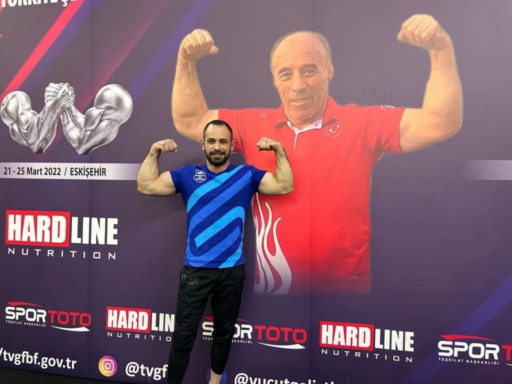 Babasının anısına düzenlenen şampiyonada altın madalyanın sahibi oldu
