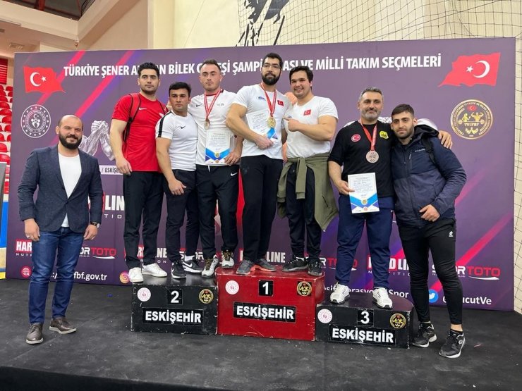 Babasının anısına düzenlenen şampiyonada altın madalyanın sahibi oldu