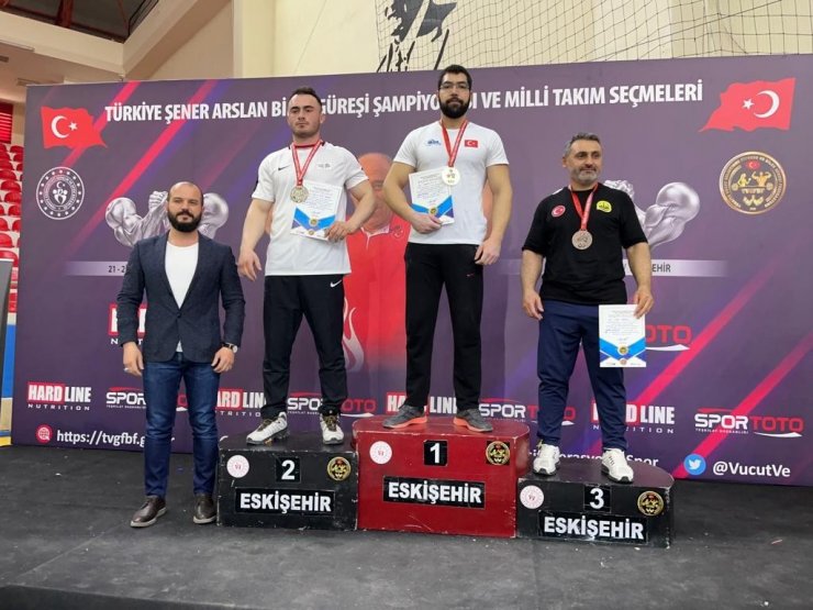 Babasının anısına düzenlenen şampiyonada altın madalyanın sahibi oldu