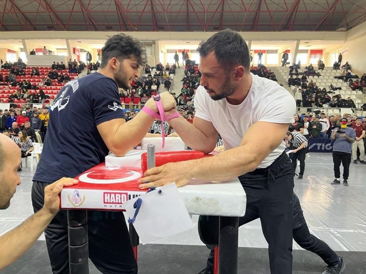Babasının anısına düzenlenen şampiyonada altın madalyanın sahibi oldu