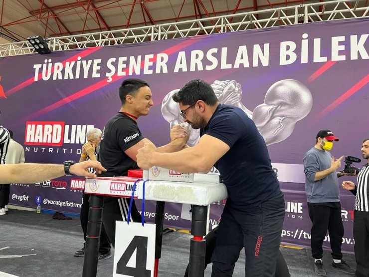 Babasının anısına düzenlenen şampiyonada altın madalyanın sahibi oldu