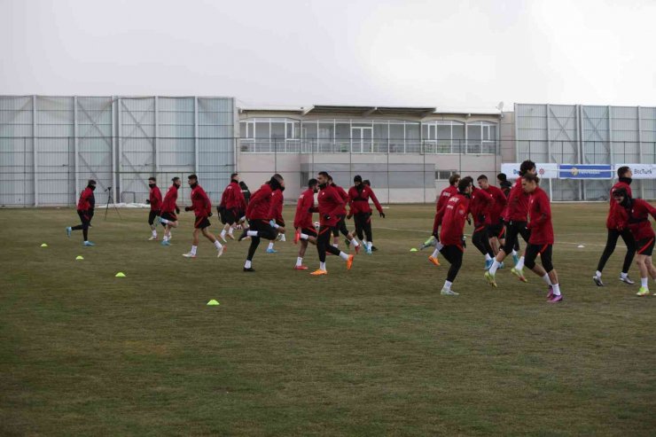 Hakan Çalhanoğlu: "Üçlü savunma sisteminden çok memnunum"