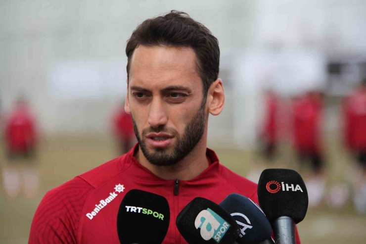 Hakan Çalhanoğlu: "Üçlü savunma sisteminden çok memnunum"