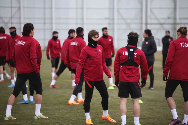 Hakan Çalhanoğlu: "Üçlü savunma sisteminden çok memnunum"