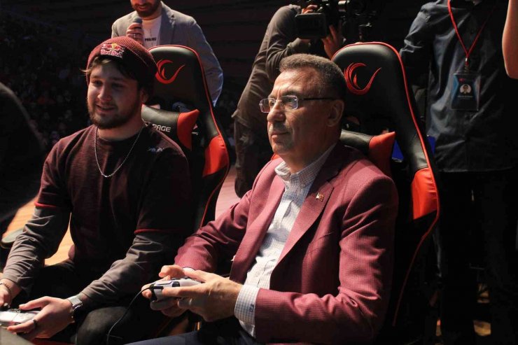 Cumhurbaşkanı Yardımcısı Oktay: "Ülkeyi temsil etme adına dışarı çıkıyorsanız biz orada her türlü kolaylığı sağlarız"