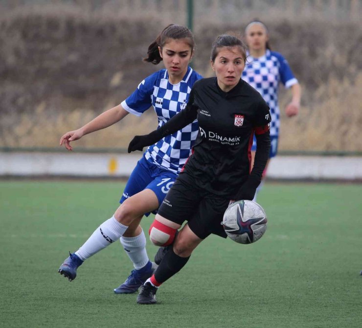Turkcell Kadın Futbol Süper Ligi: Sivasspor: 0 - Konak Belediyespor: 2