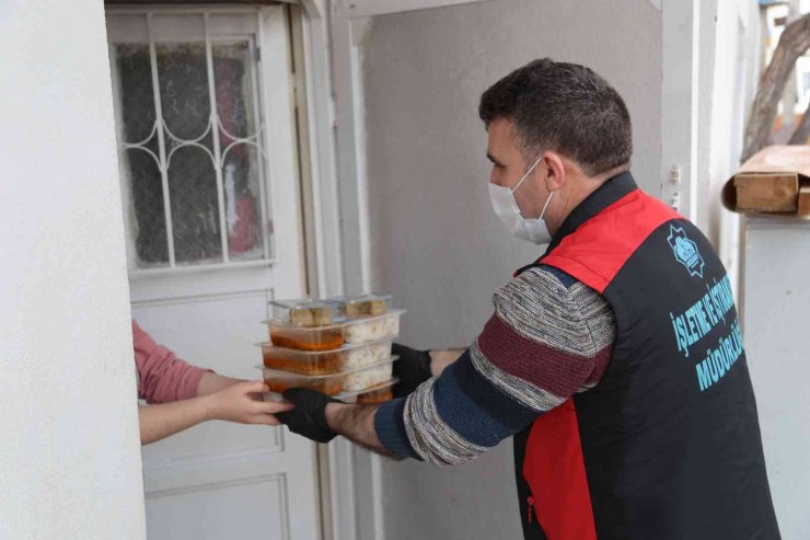 Aksaray Belediyesi her gün 2 bin ailenin sofrasına sıcak yemek taşıyor