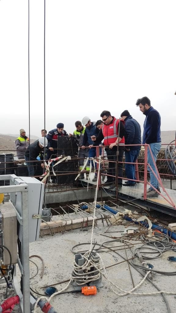Viyadük inşaatında asansörde mahsur kalan işçileri itfaiye kurtardı