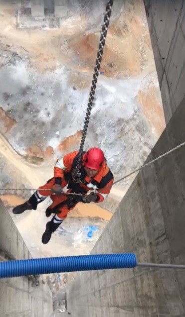 Viyadük inşaatında asansörde mahsur kalan işçileri itfaiye kurtardı