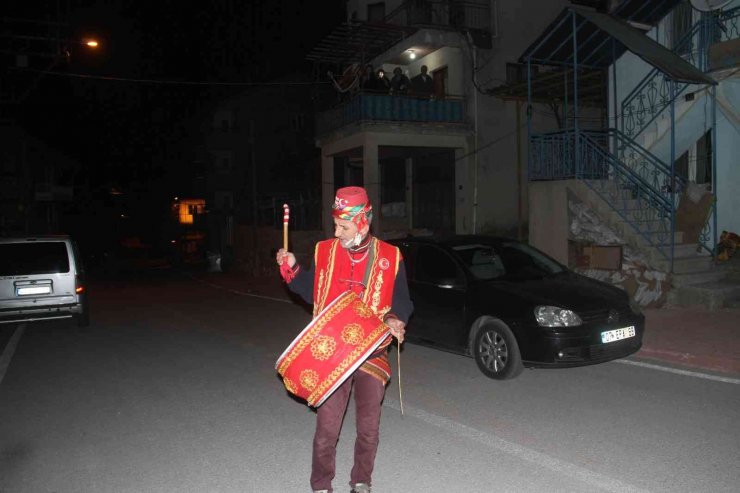 Konyalı davulcu, 36 yıldır mahalle sakinlerini isimleriyle, manilerle sahura kaldırıyor