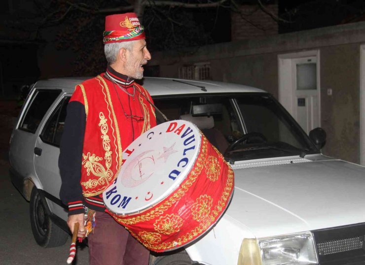 Konyalı davulcu, 36 yıldır mahalle sakinlerini isimleriyle, manilerle sahura kaldırıyor